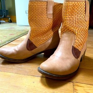 Bare traps size 8 camel booties